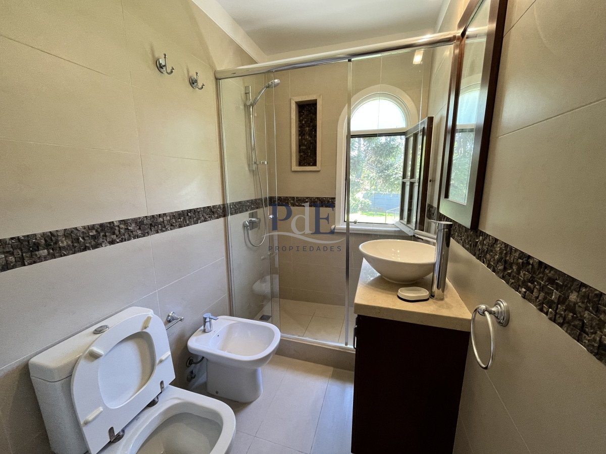 Residencia reciclada con 5 dorm y 5 baños. Piscina climatizada. Punta del Este. - Imagen 21