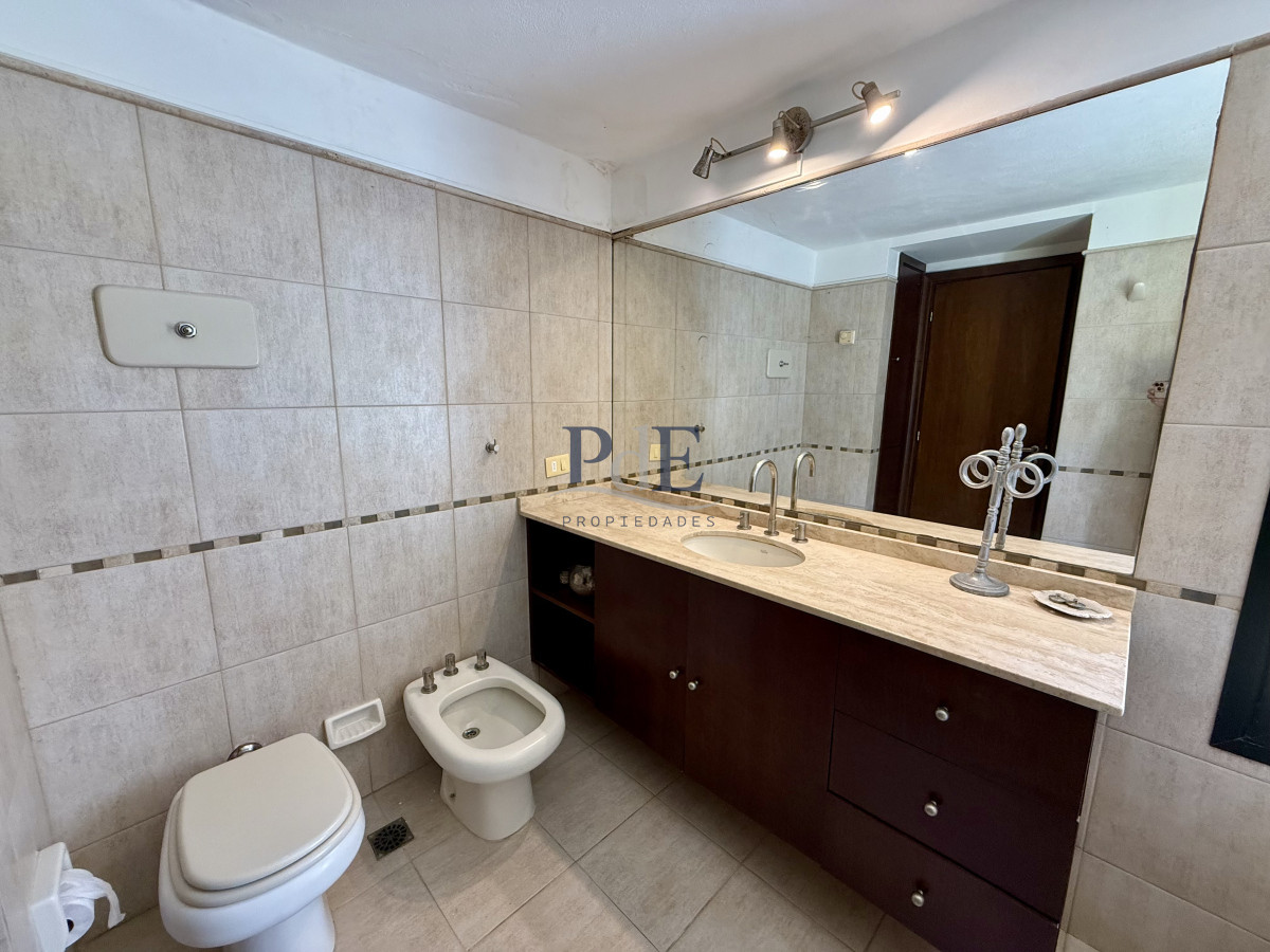 Chalet de 4 dormitorios en Parada 26, Playa Brava. - Imagen 20