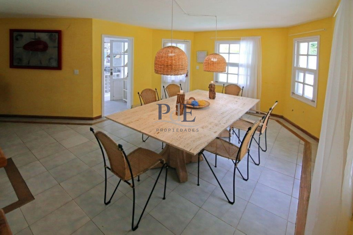 Casa en el centro de La Barra 4 dorm más servicio. A mts del Mar. - Imagen 63