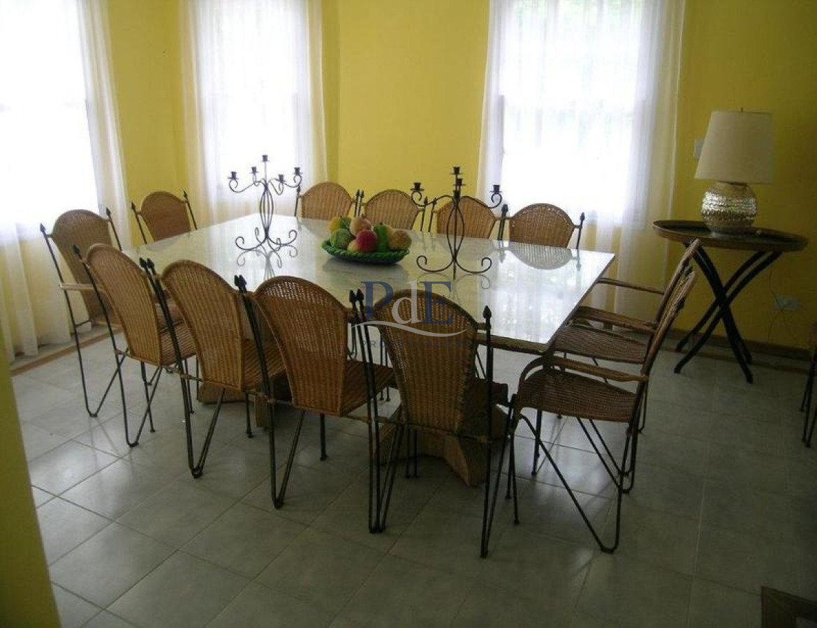 Casa en el centro de La Barra 4 dorm más servicio. A mts del Mar. - Imagen 77