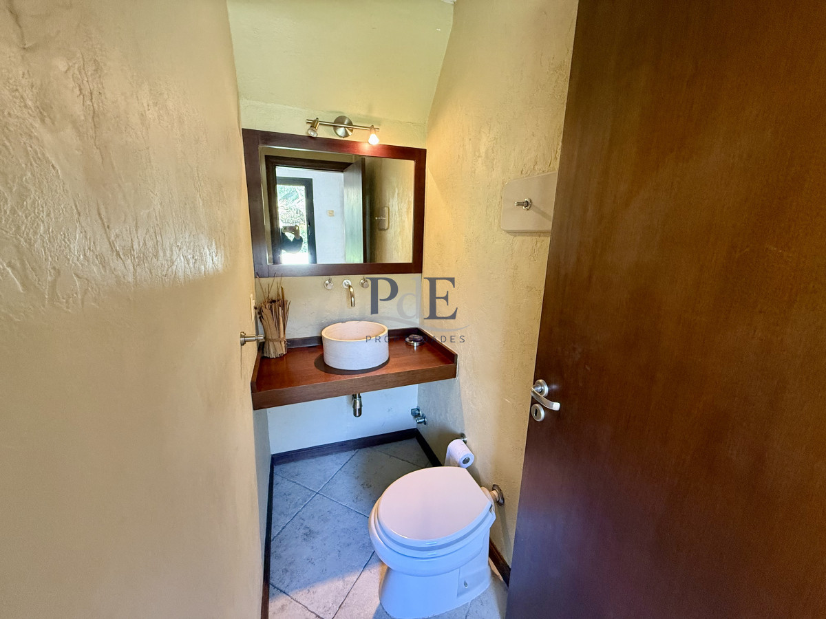 Chalet de 4 dormitorios en Parada 26, Playa Brava. - Imagen 14