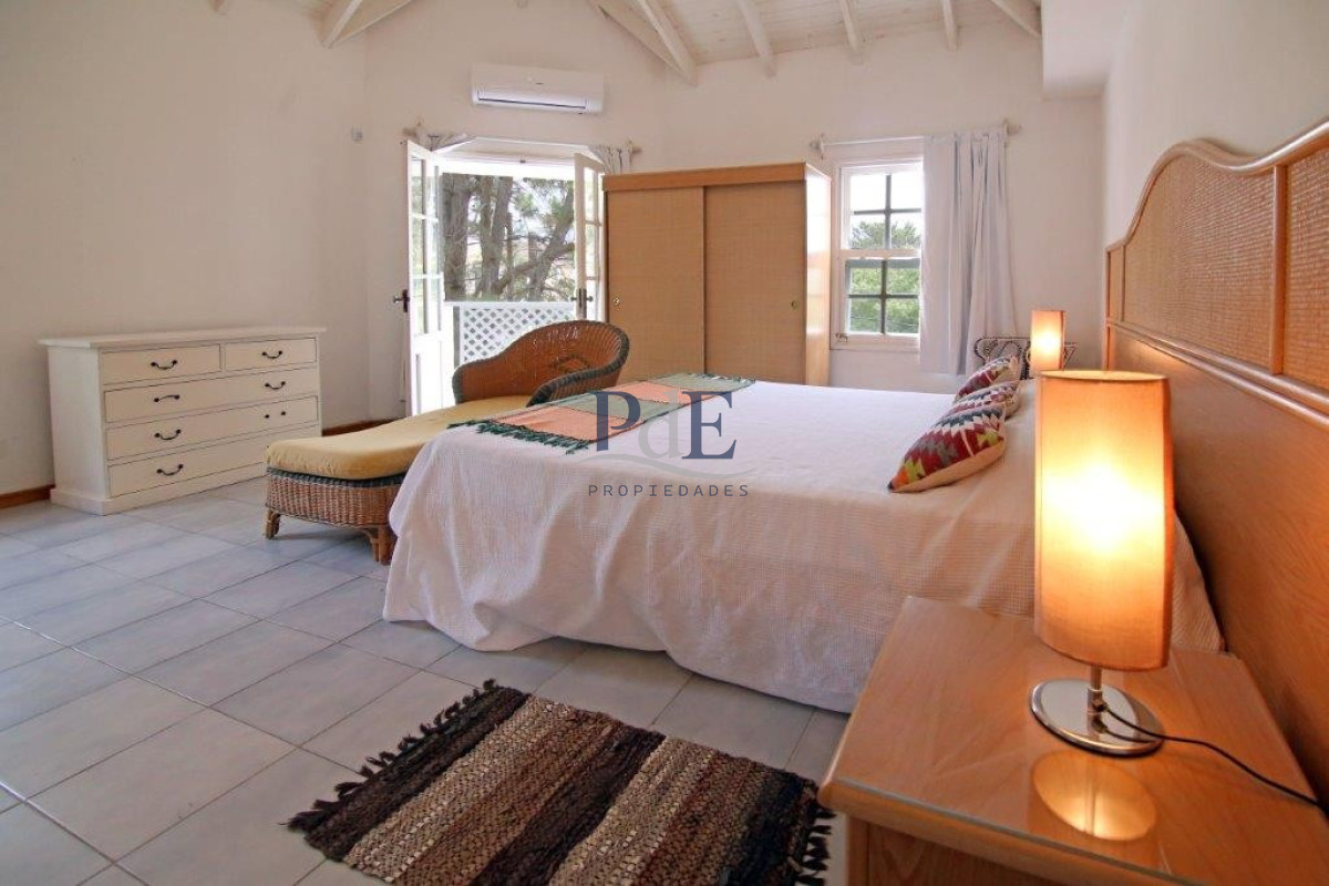 Casa en el centro de La Barra 4 dorm más servicio. A mts del Mar. - Imagen 48