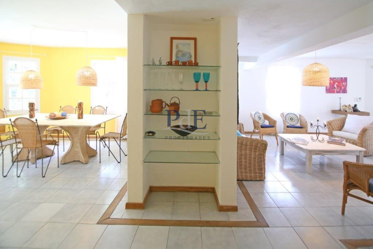 Casa en el centro de La Barra 4 dorm más servicio. A mts del Mar. - Imagen 57