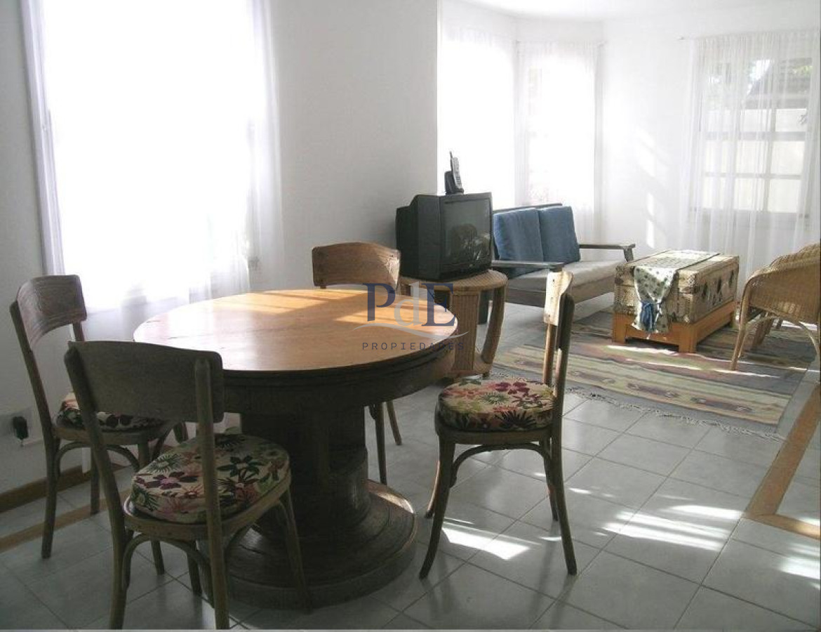 Casa en el centro de La Barra 4 dorm más servicio. A mts del Mar. - Imagen 73