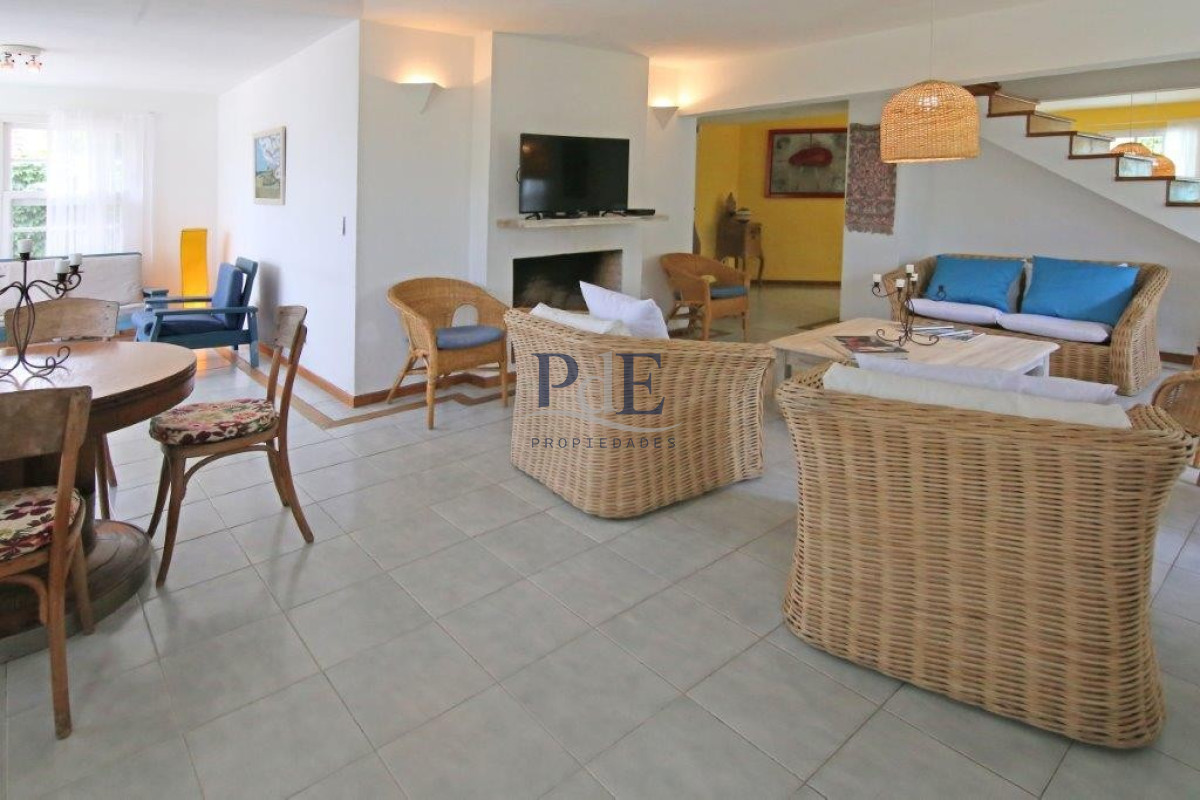 Casa en el centro de La Barra 4 dorm más servicio. A mts del Mar. - Imagen 56