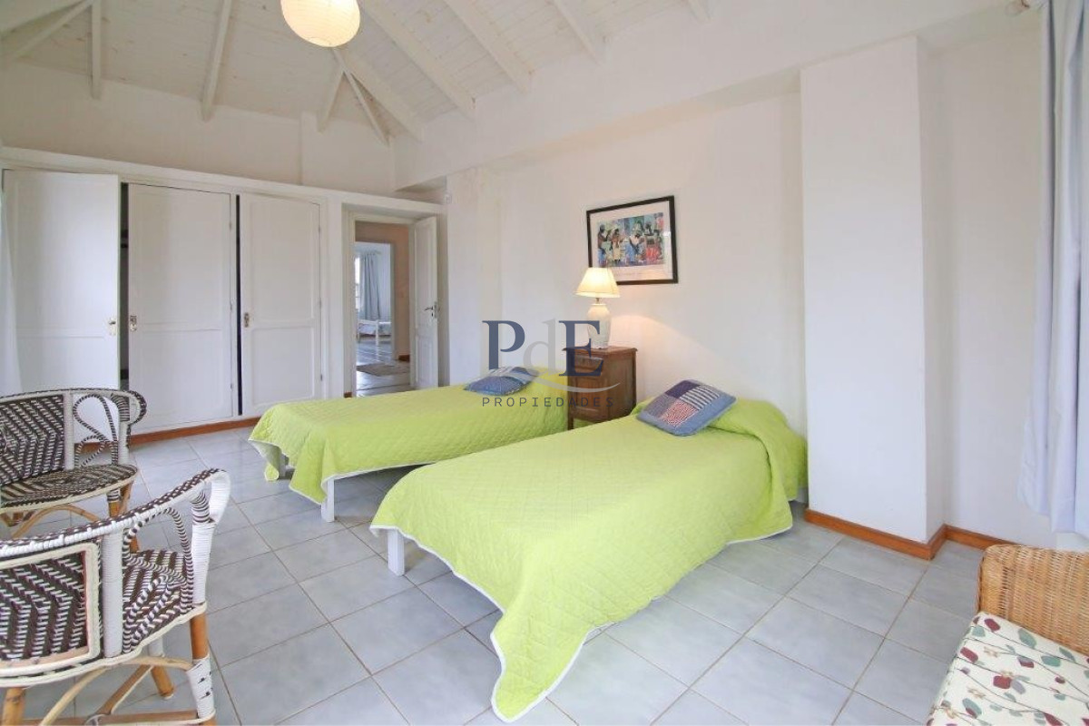 Casa en el centro de La Barra 4 dorm más servicio. A mts del Mar. - Imagen 41