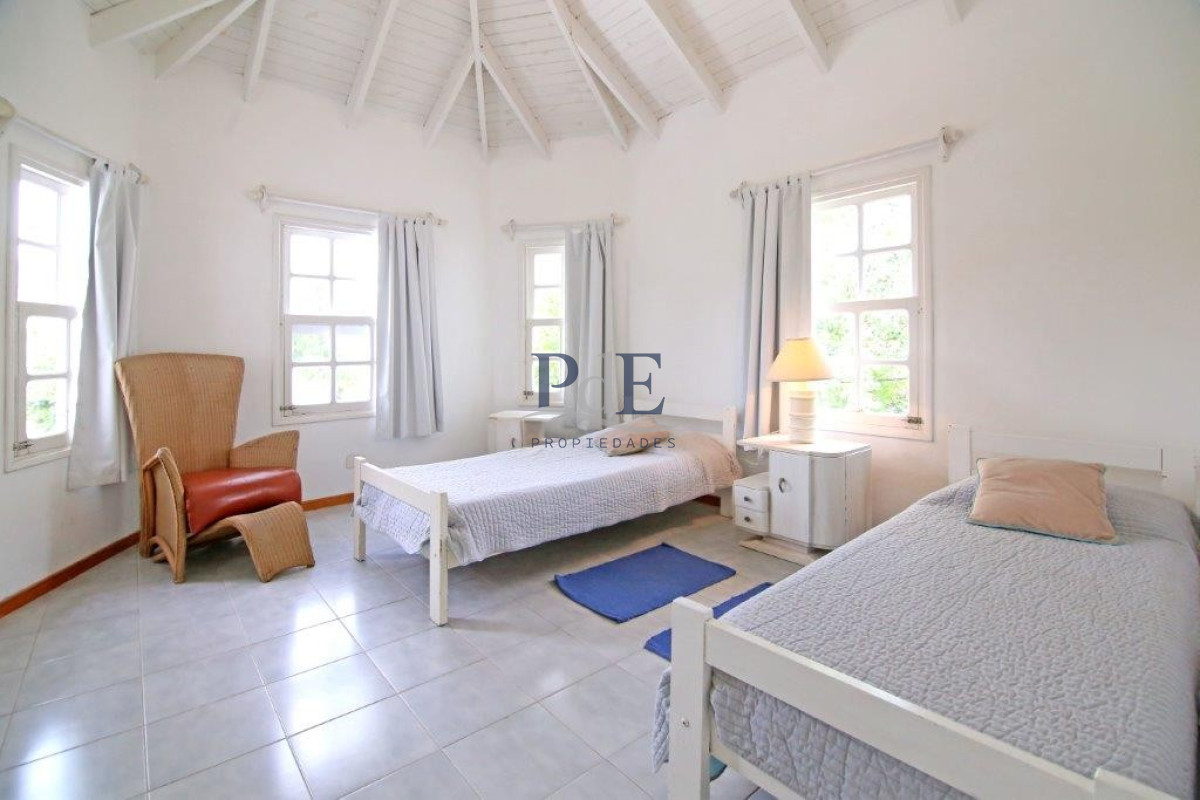 Casa en el centro de La Barra 4 dorm más servicio. A mts del Mar. - Imagen 34