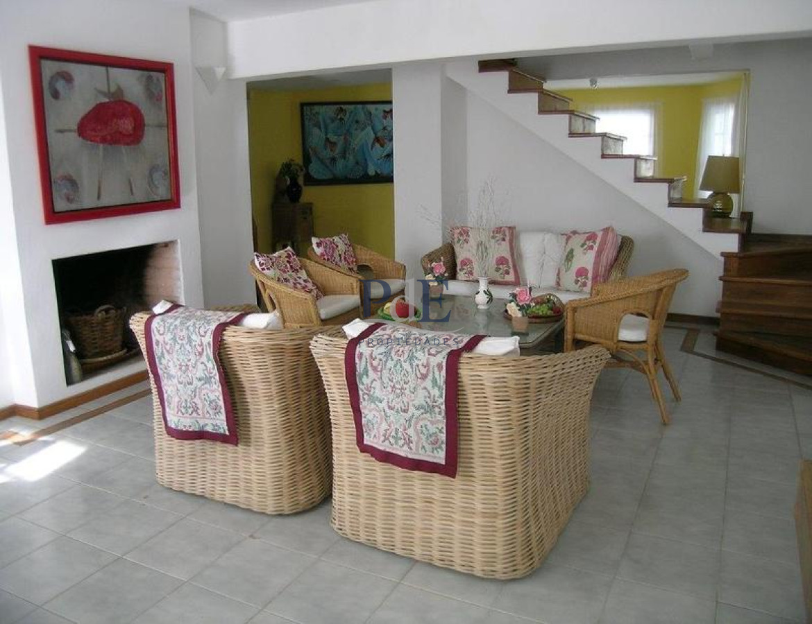 Casa en el centro de La Barra 4 dorm más servicio. A mts del Mar. - Imagen 75