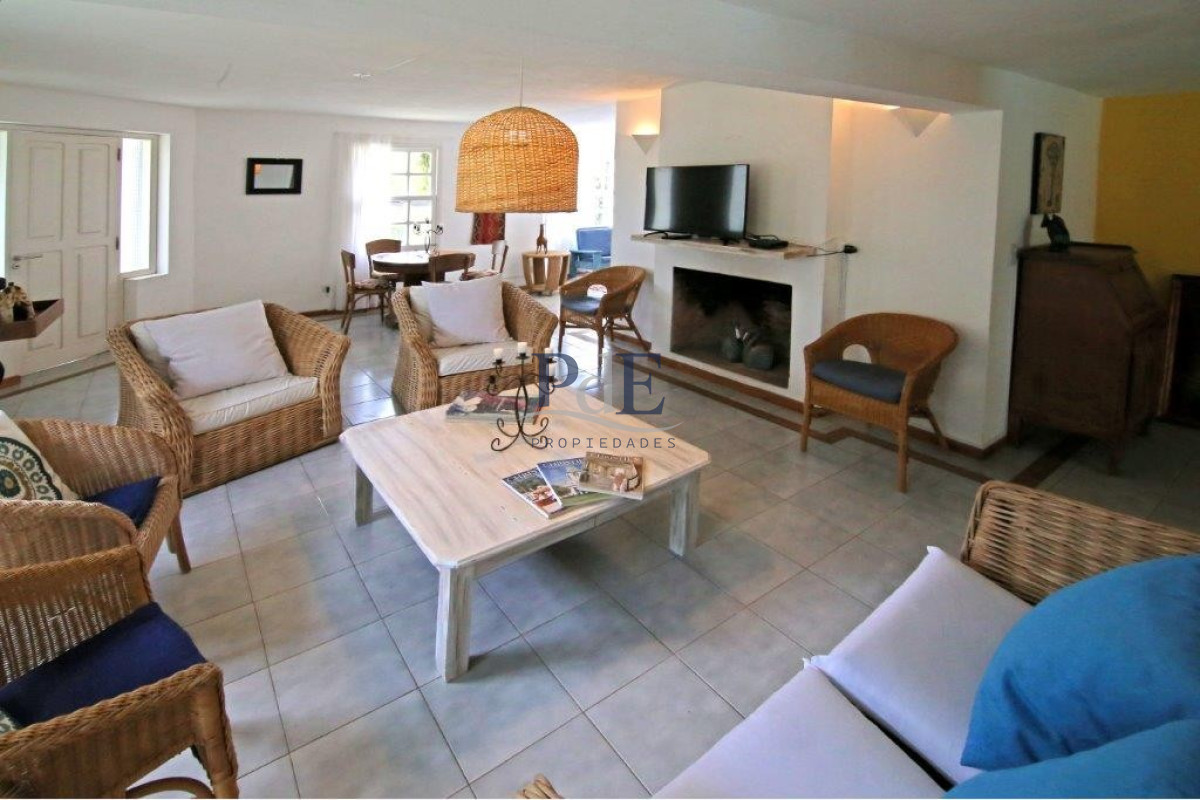 Casa en el centro de La Barra 4 dorm más servicio. A mts del Mar. - Imagen 29