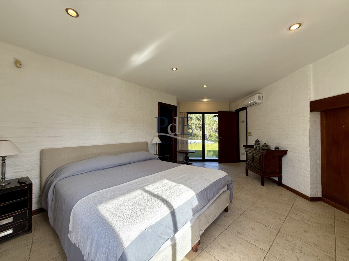 Chalet de 4 dormitorios en Parada 26, Playa Brava. - Imagen 18