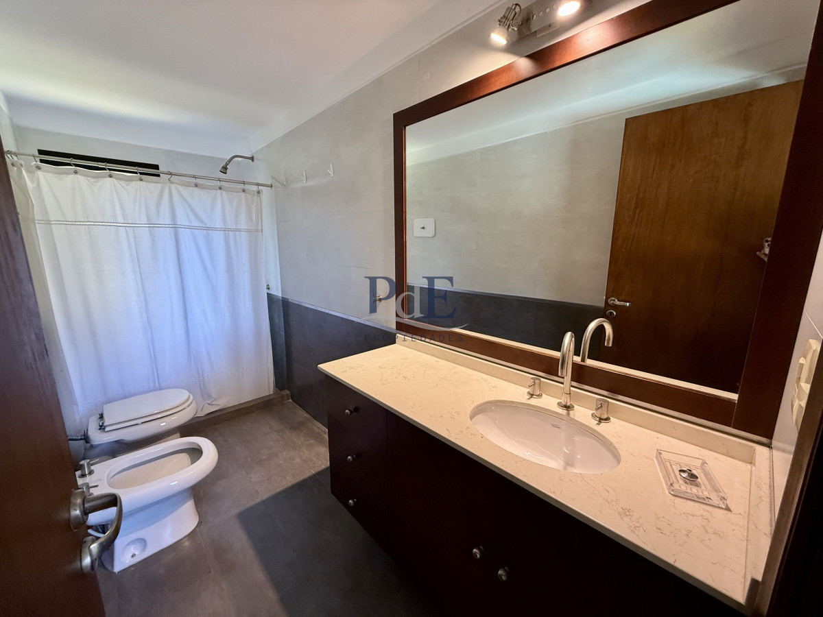 Chalet de 4 dormitorios en Parada 26, Playa Brava. - Imagen 30