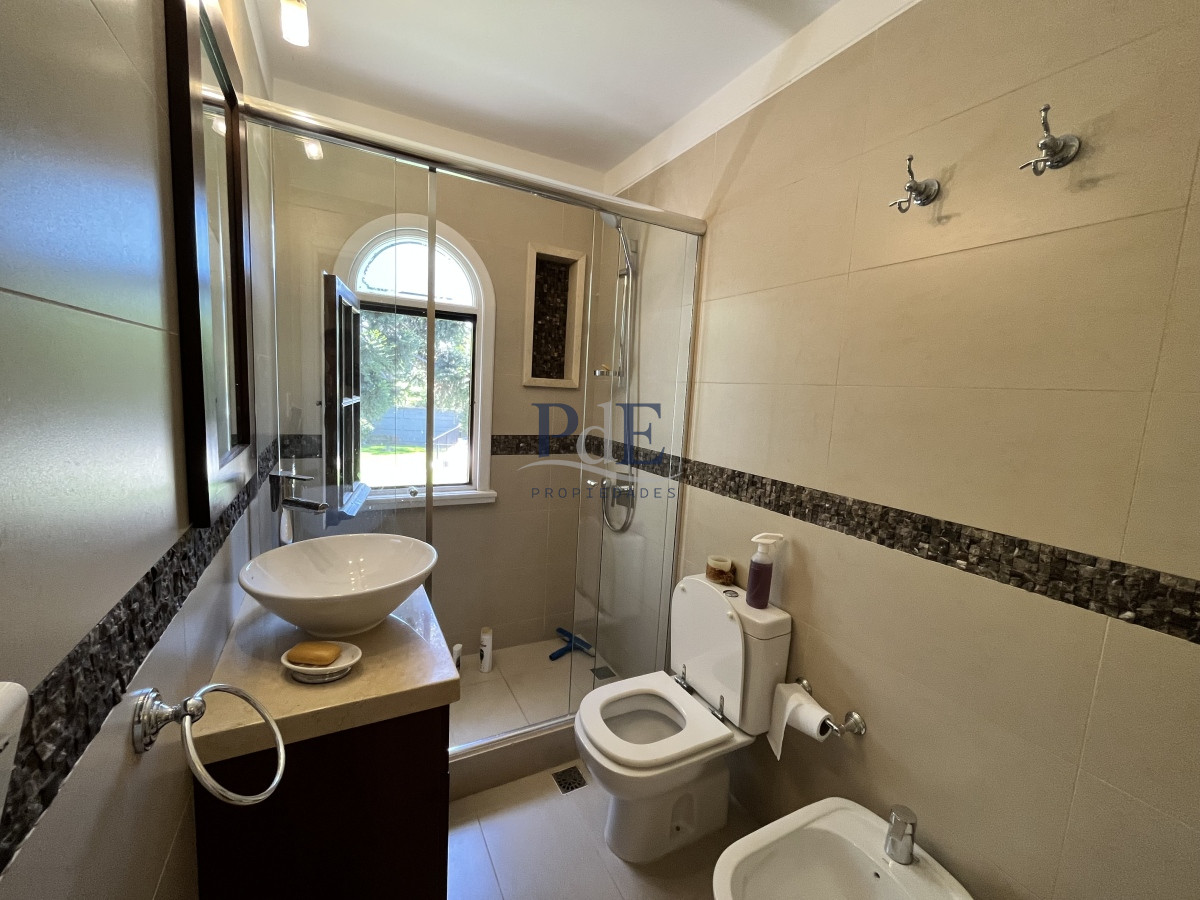 Residencia reciclada con 5 dorm y 5 baños. Piscina climatizada. Punta del Este. - Imagen 19