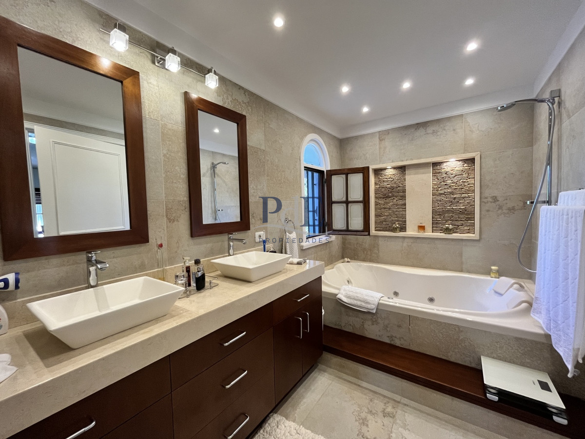 Residencia reciclada con 5 dorm y 5 baños. Piscina climatizada. Punta del Este. - Imagen 18