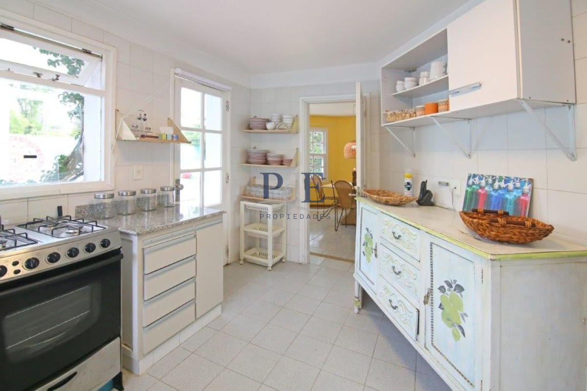 Casa en el centro de La Barra 4 dorm más servicio. A mts del Mar. - Imagen 42