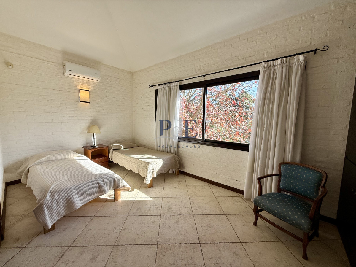 Chalet de 4 dormitorios en Parada 26, Playa Brava. - Imagen 10