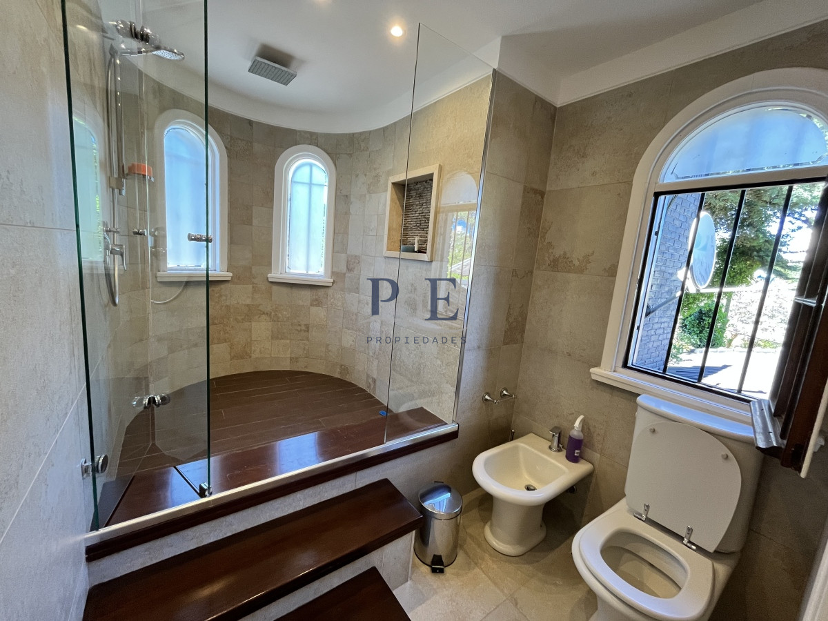 Residencia reciclada con 5 dorm y 5 baños. Piscina climatizada. Punta del Este. - Imagen 24