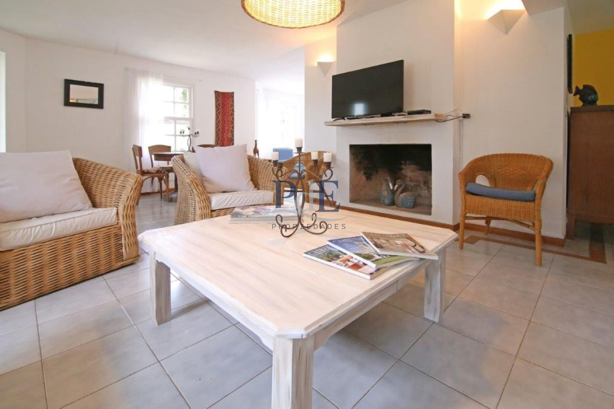 Casa en el centro de La Barra 4 dorm más servicio. A mts del Mar. - Imagen 10