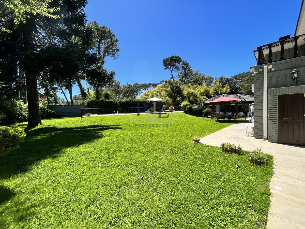 Residencia reciclada con 5 dorm y 5 baños. Piscina climatizada. Punta del Este. - Imagen 35