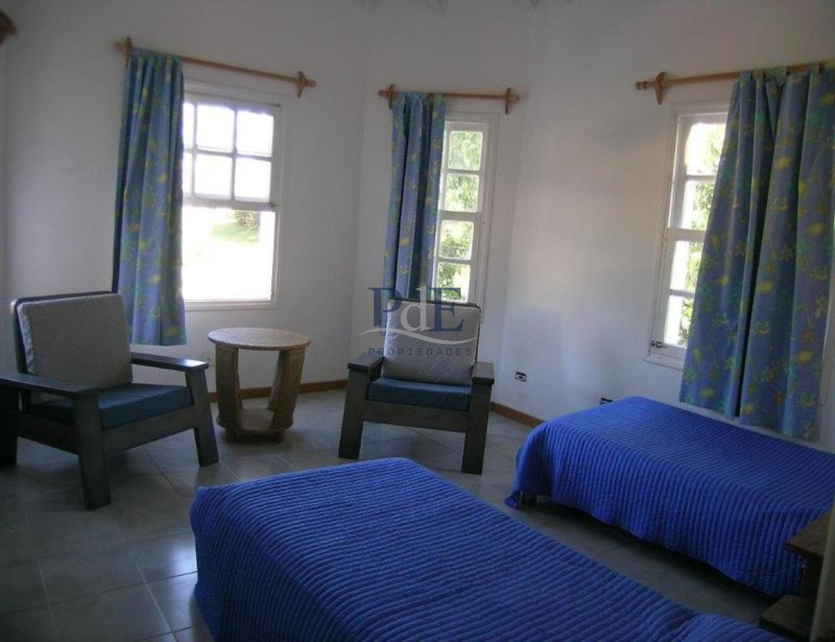 Casa en el centro de La Barra 4 dorm más servicio. A mts del Mar. - Imagen 90