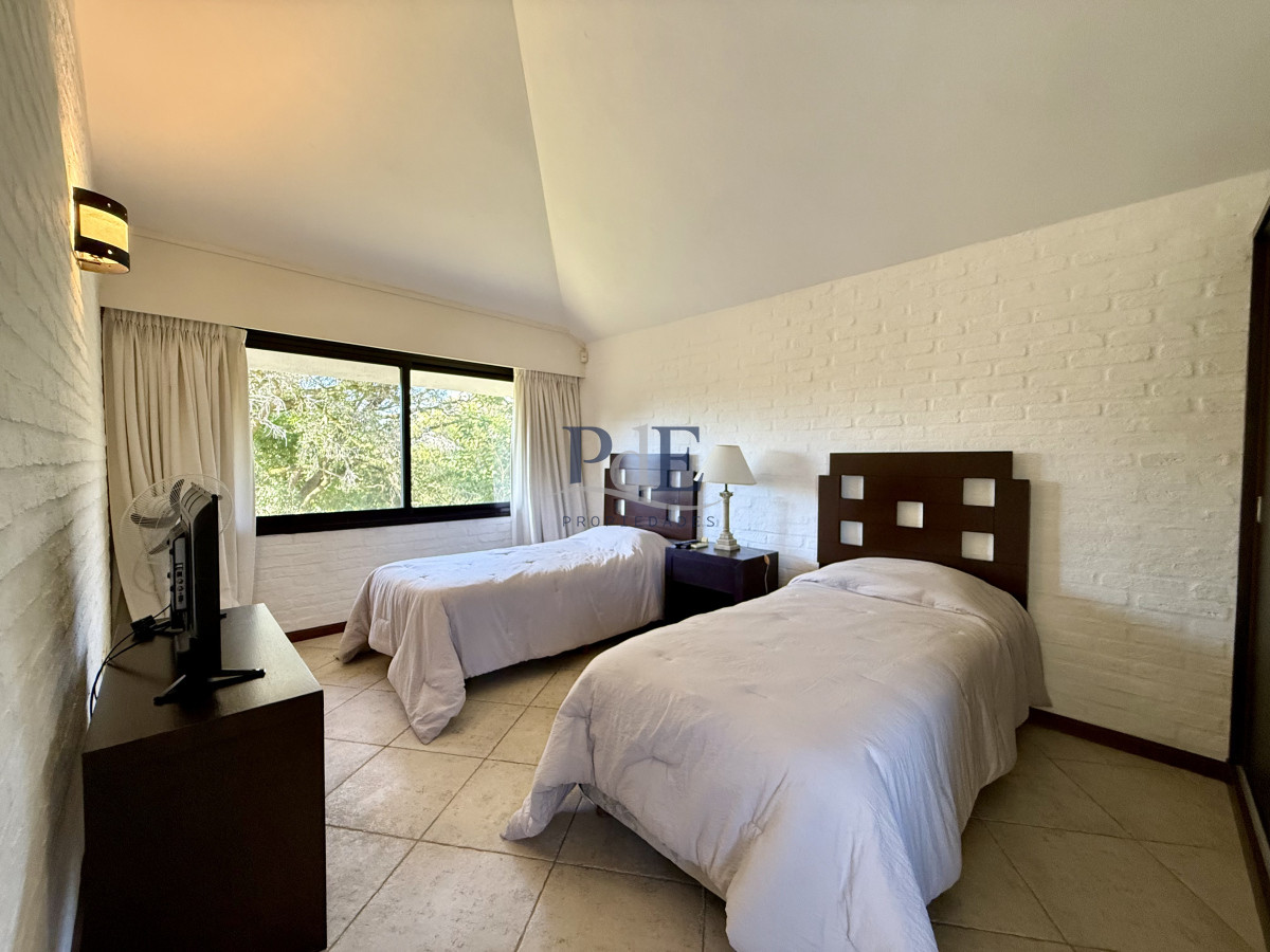 Chalet de 4 dormitorios en Parada 26, Playa Brava. - Imagen 27