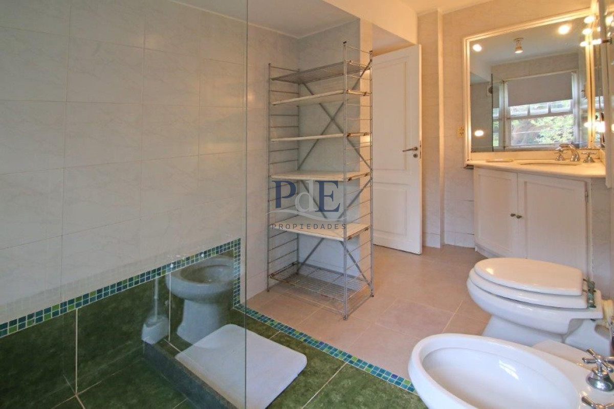 Casa en el centro de La Barra 4 dorm más servicio. A mts del Mar. - Imagen 61