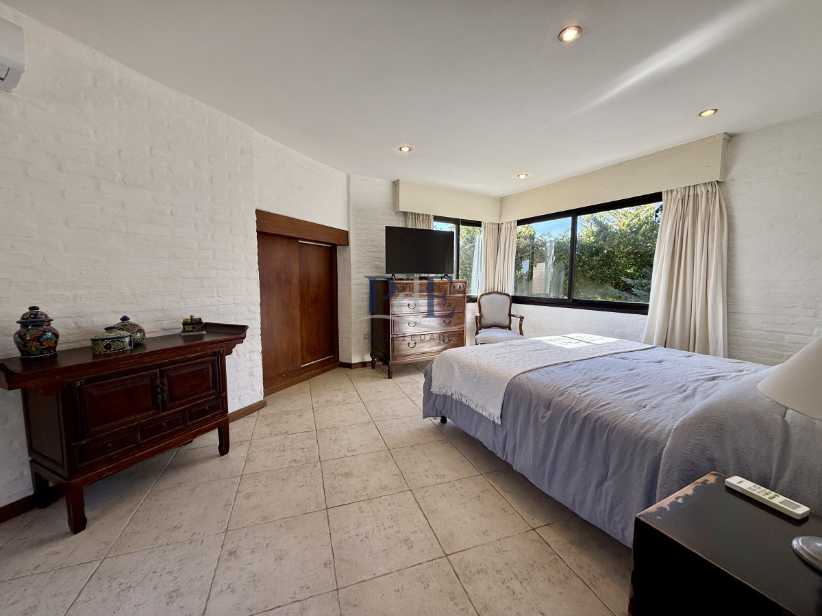 Chalet de 4 dormitorios en Parada 26, Playa Brava. - Imagen 15