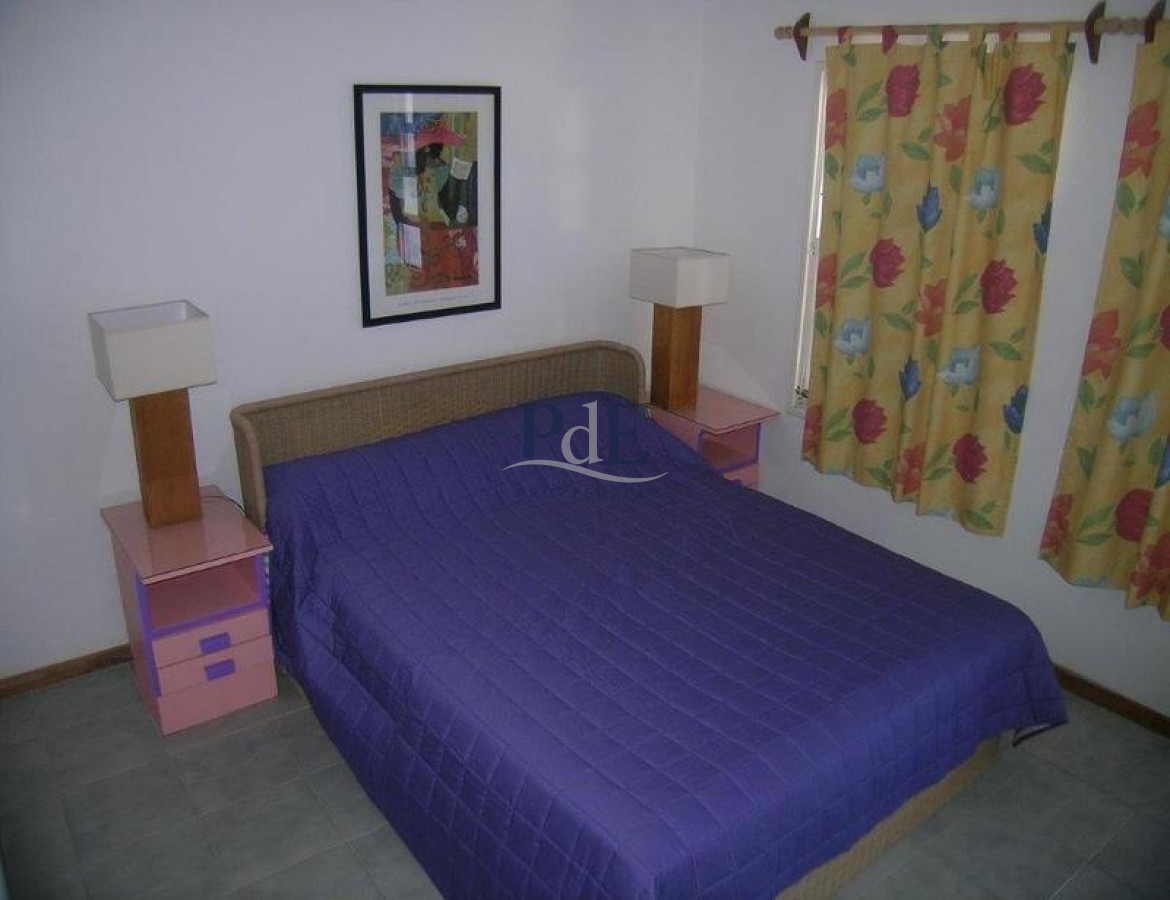 Casa en el centro de La Barra 4 dorm más servicio. A mts del Mar. - Imagen 89