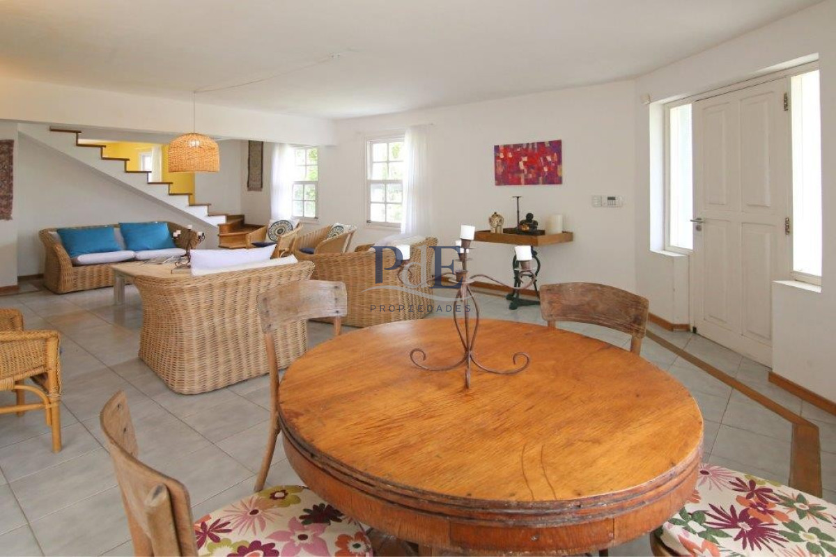 Casa en el centro de La Barra 4 dorm más servicio. A mts del Mar. - Imagen 37