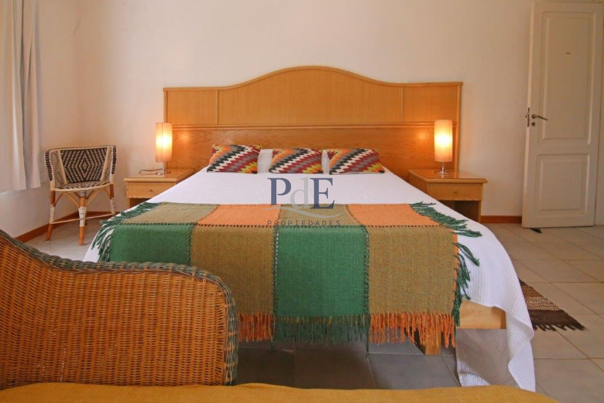 Casa en el centro de La Barra 4 dorm más servicio. A mts del Mar. - Imagen 40