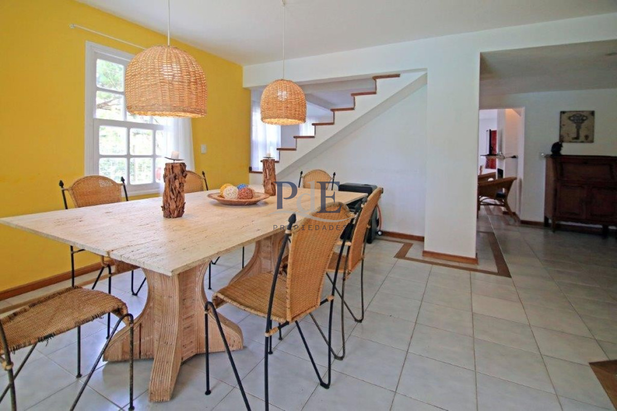 Casa en el centro de La Barra 4 dorm más servicio. A mts del Mar. - Imagen 1