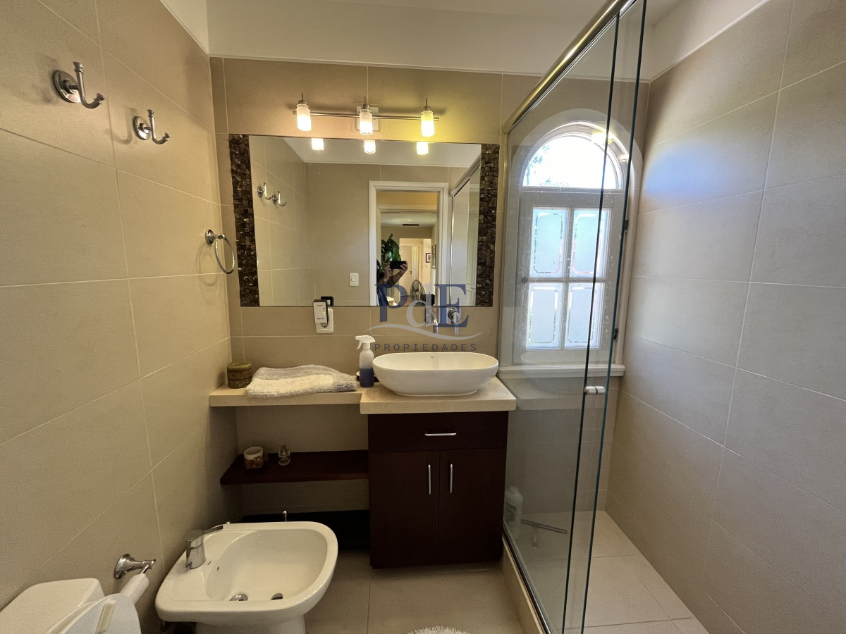 Residencia reciclada con 5 dorm y 5 baños. Piscina climatizada. Punta del Este. - Imagen 11