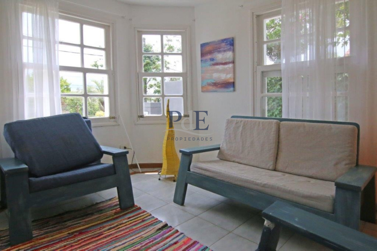 Casa en el centro de La Barra 4 dorm más servicio. A mts del Mar. - Imagen 3