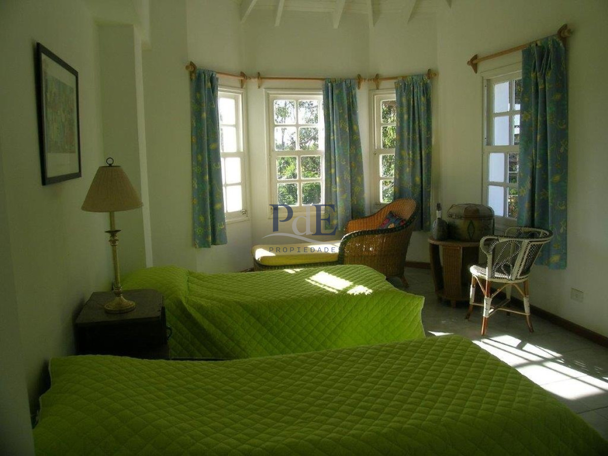 Casa en el centro de La Barra 4 dorm más servicio. A mts del Mar. - Imagen 87