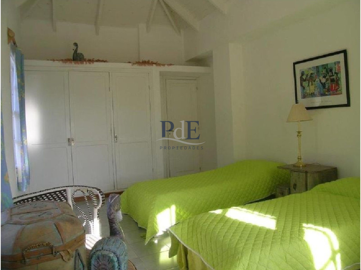 Casa en el centro de La Barra 4 dorm más servicio. A mts del Mar. - Imagen 23