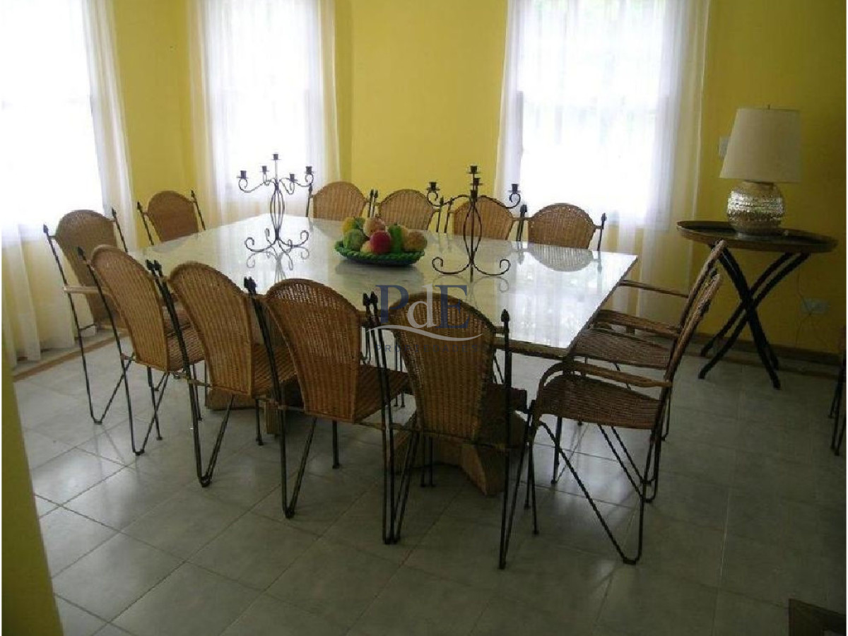 Casa en el centro de La Barra 4 dorm más servicio. A mts del Mar. - Imagen 12