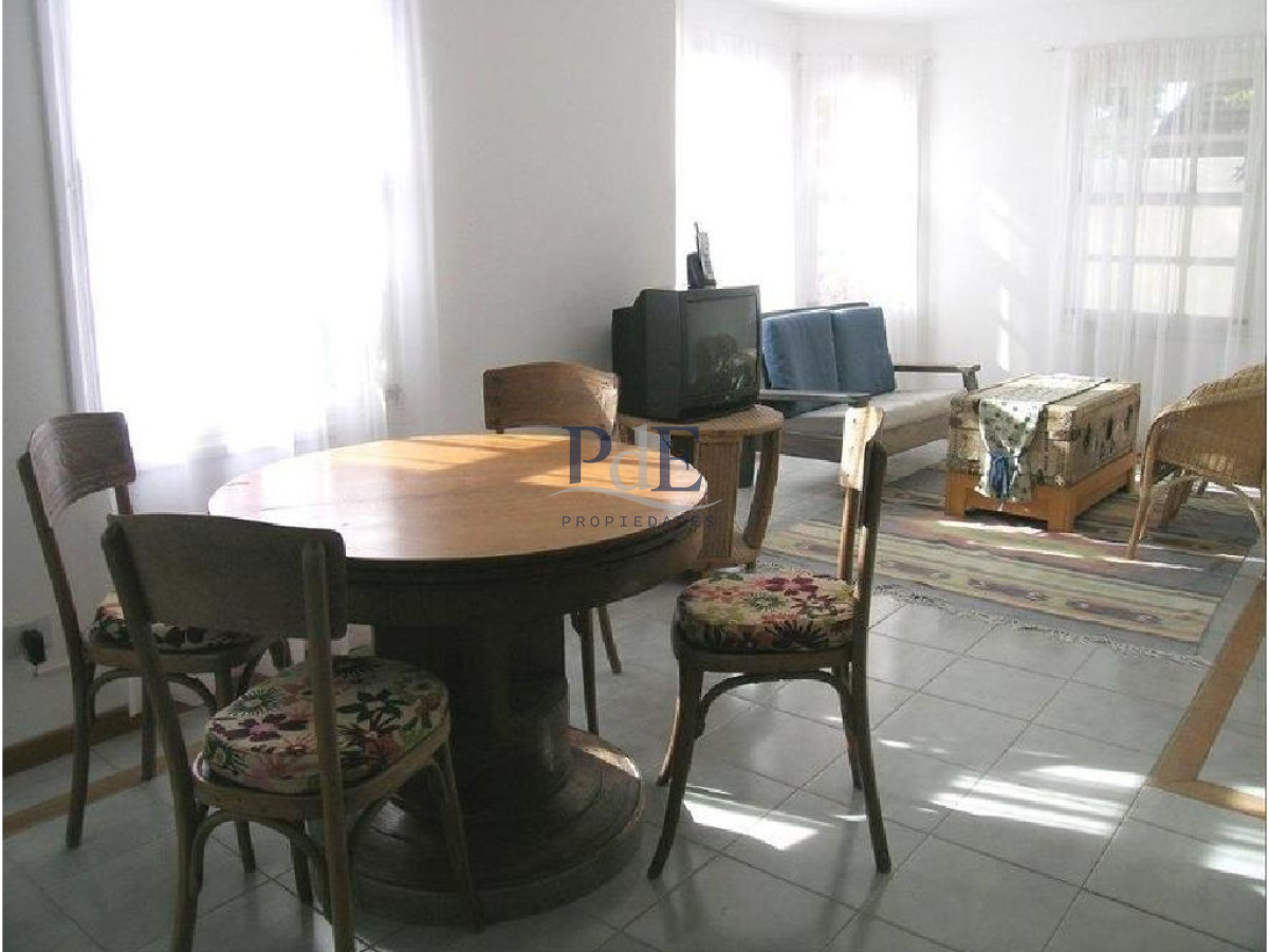 Casa en el centro de La Barra 4 dorm más servicio. A mts del Mar. - Imagen 11