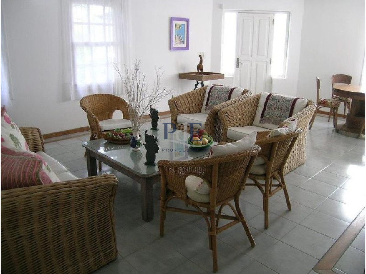 Casa en el centro de La Barra 4 dorm más servicio. A mts del Mar. - Imagen 9