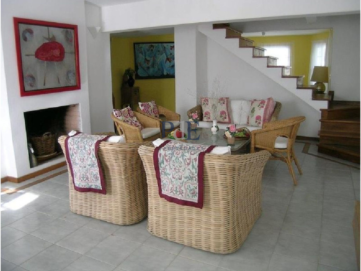 Casa en el centro de La Barra 4 dorm más servicio. A mts del Mar. - Imagen 6