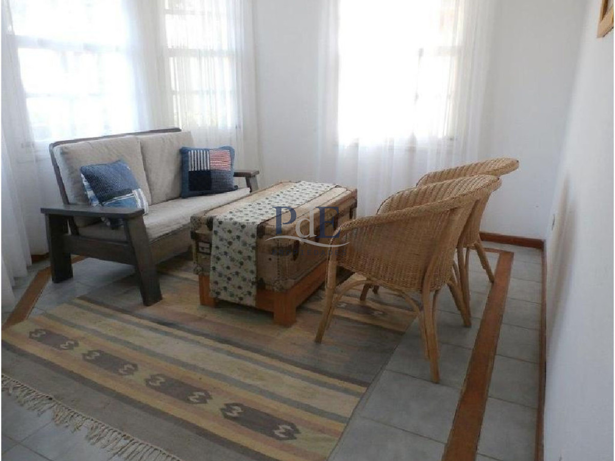 Casa en el centro de La Barra 4 dorm más servicio. A mts del Mar. - Imagen 14