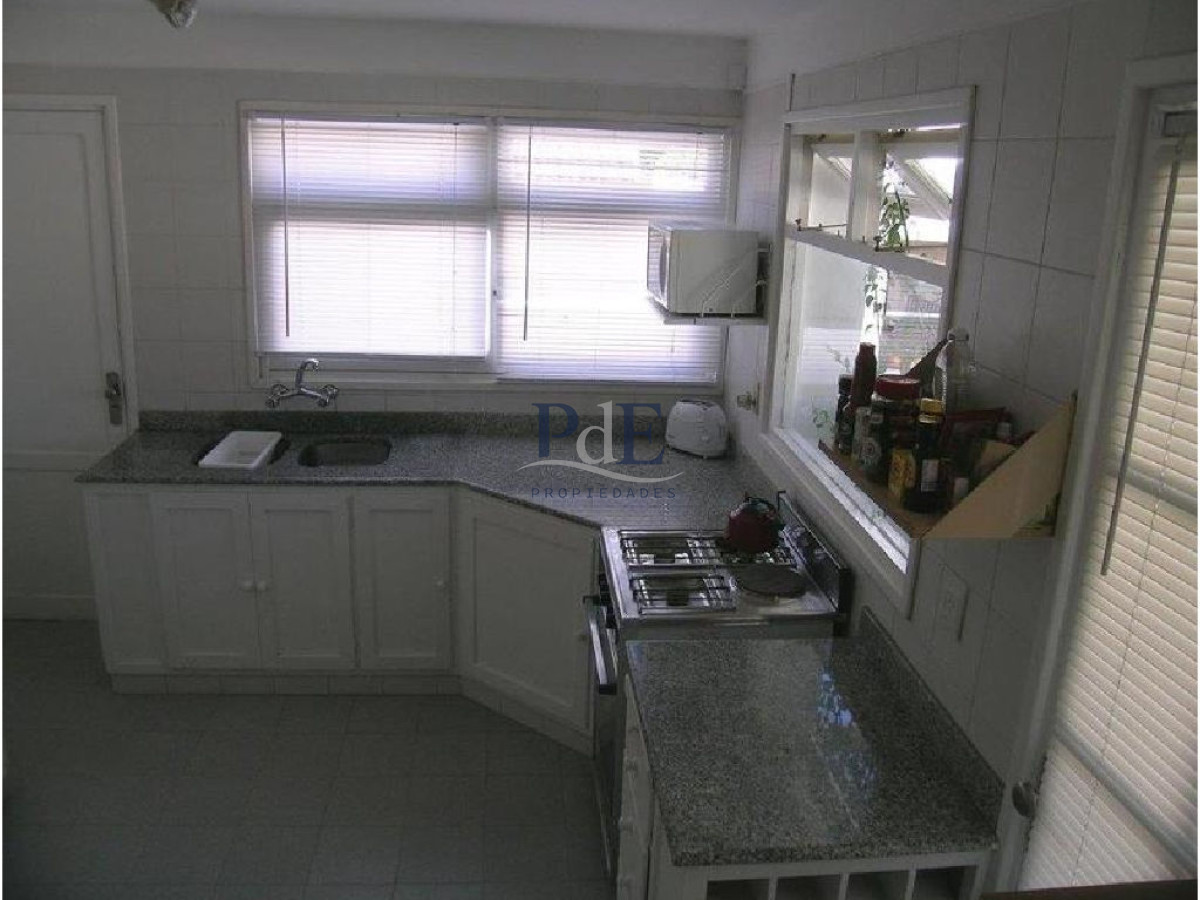 Casa en el centro de La Barra 4 dorm más servicio. A mts del Mar. - Imagen 16