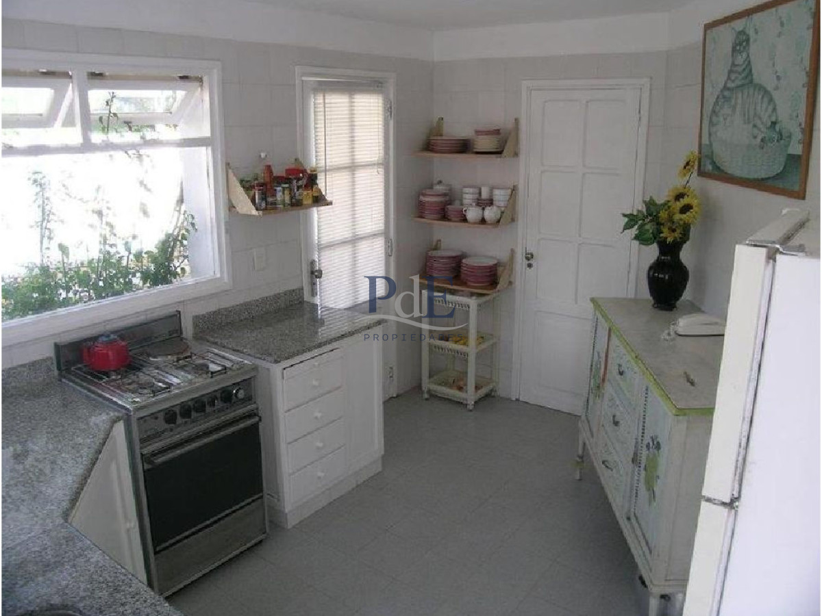 Casa en el centro de La Barra 4 dorm más servicio. A mts del Mar. - Imagen 17