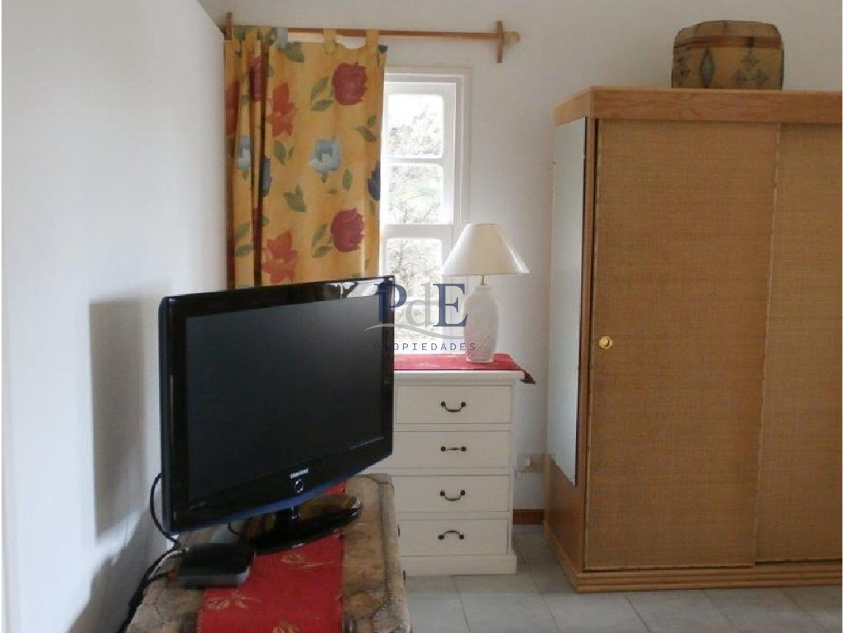 Casa en el centro de La Barra 4 dorm más servicio. A mts del Mar. - Imagen 18