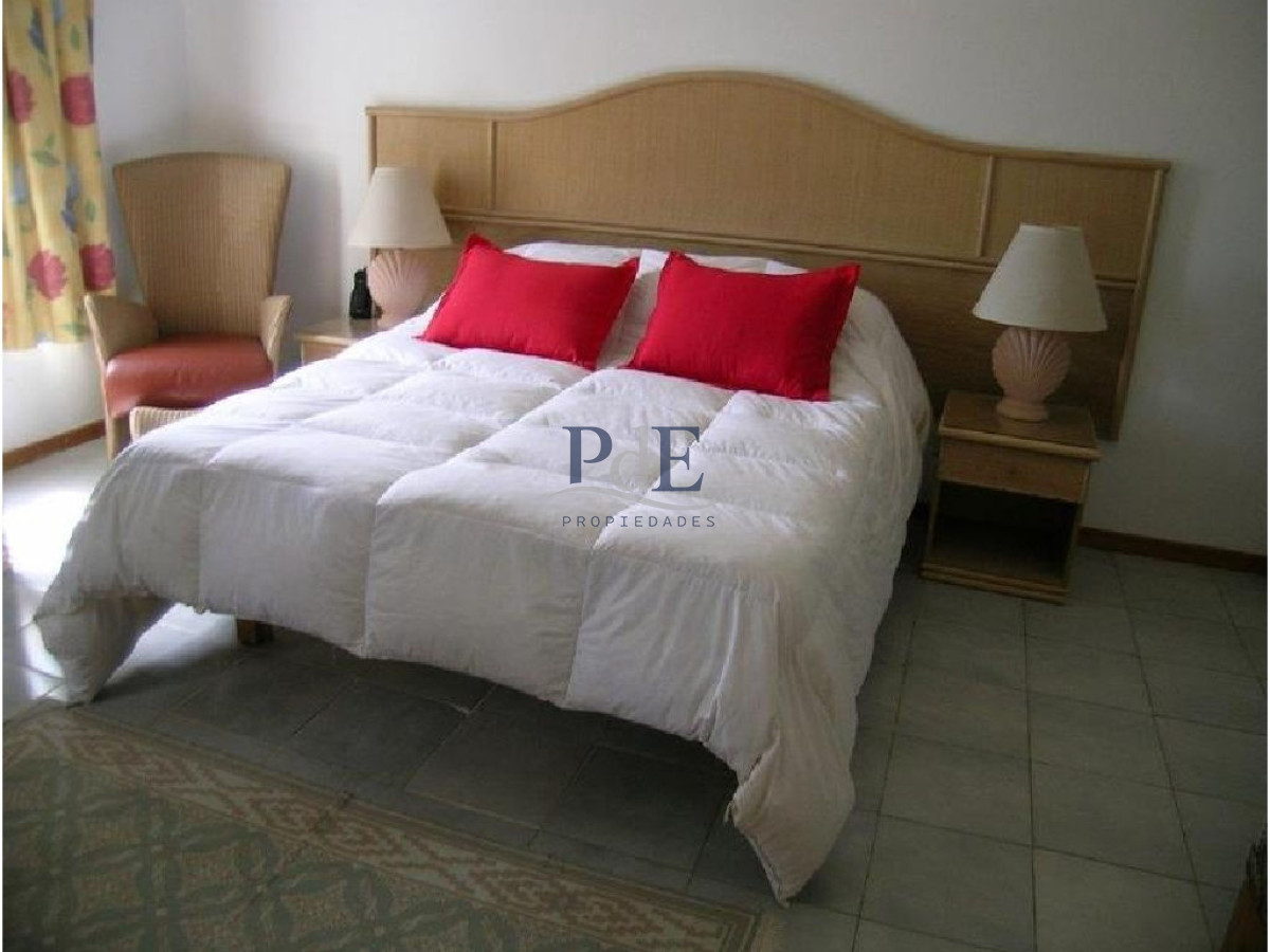 Casa en el centro de La Barra 4 dorm más servicio. A mts del Mar. - Imagen 19