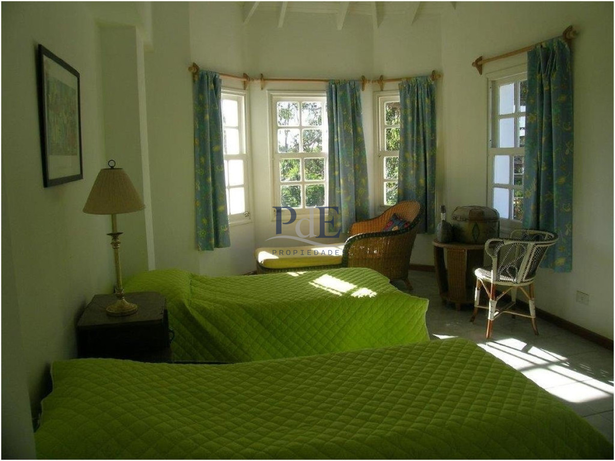 Casa en el centro de La Barra 4 dorm más servicio. A mts del Mar. - Imagen 22