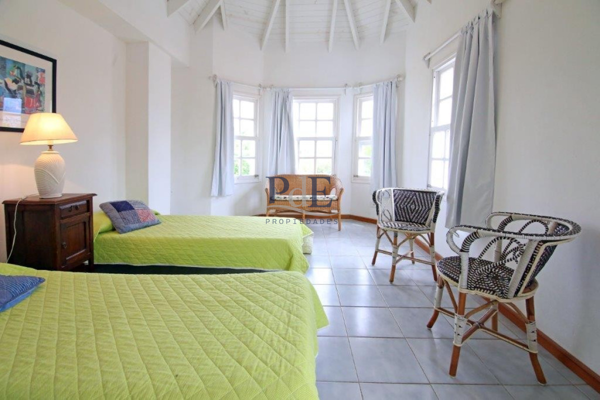 Casa en el centro de La Barra 4 dorm más servicio. A mts del Mar. - Imagen 25