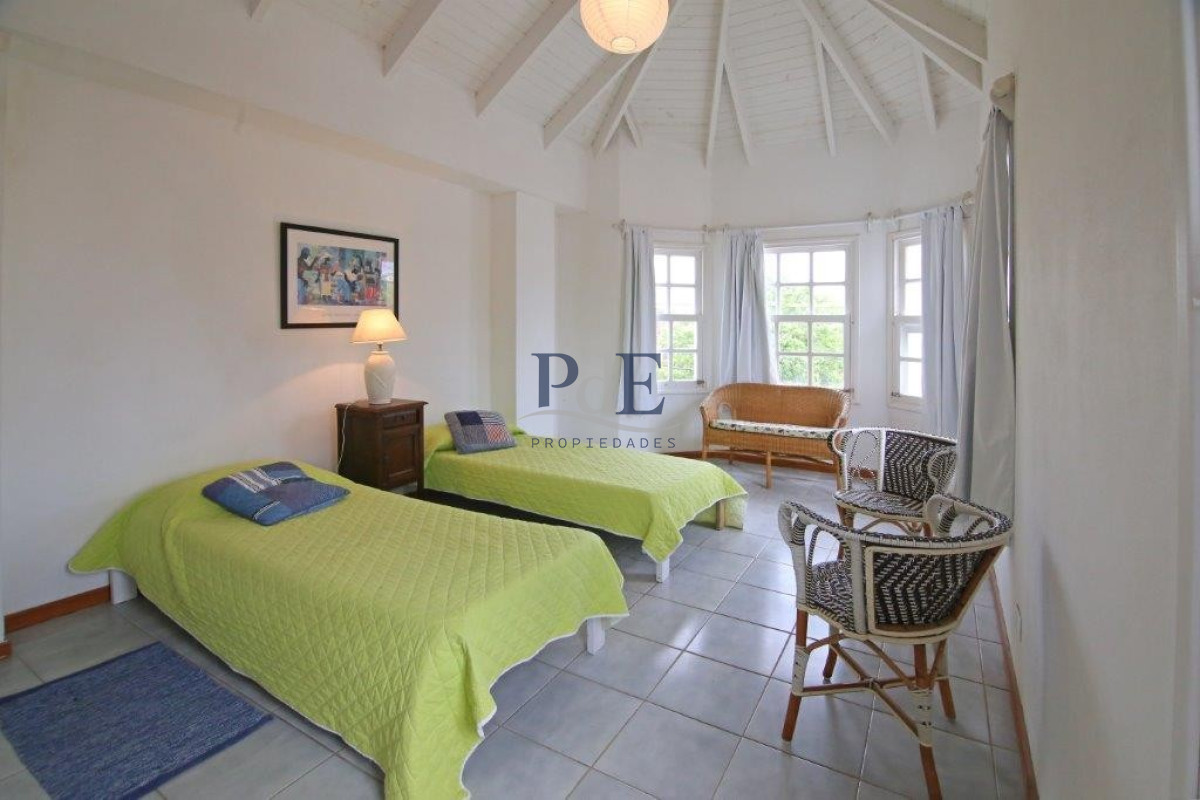 Casa en el centro de La Barra 4 dorm más servicio. A mts del Mar. - Imagen 60