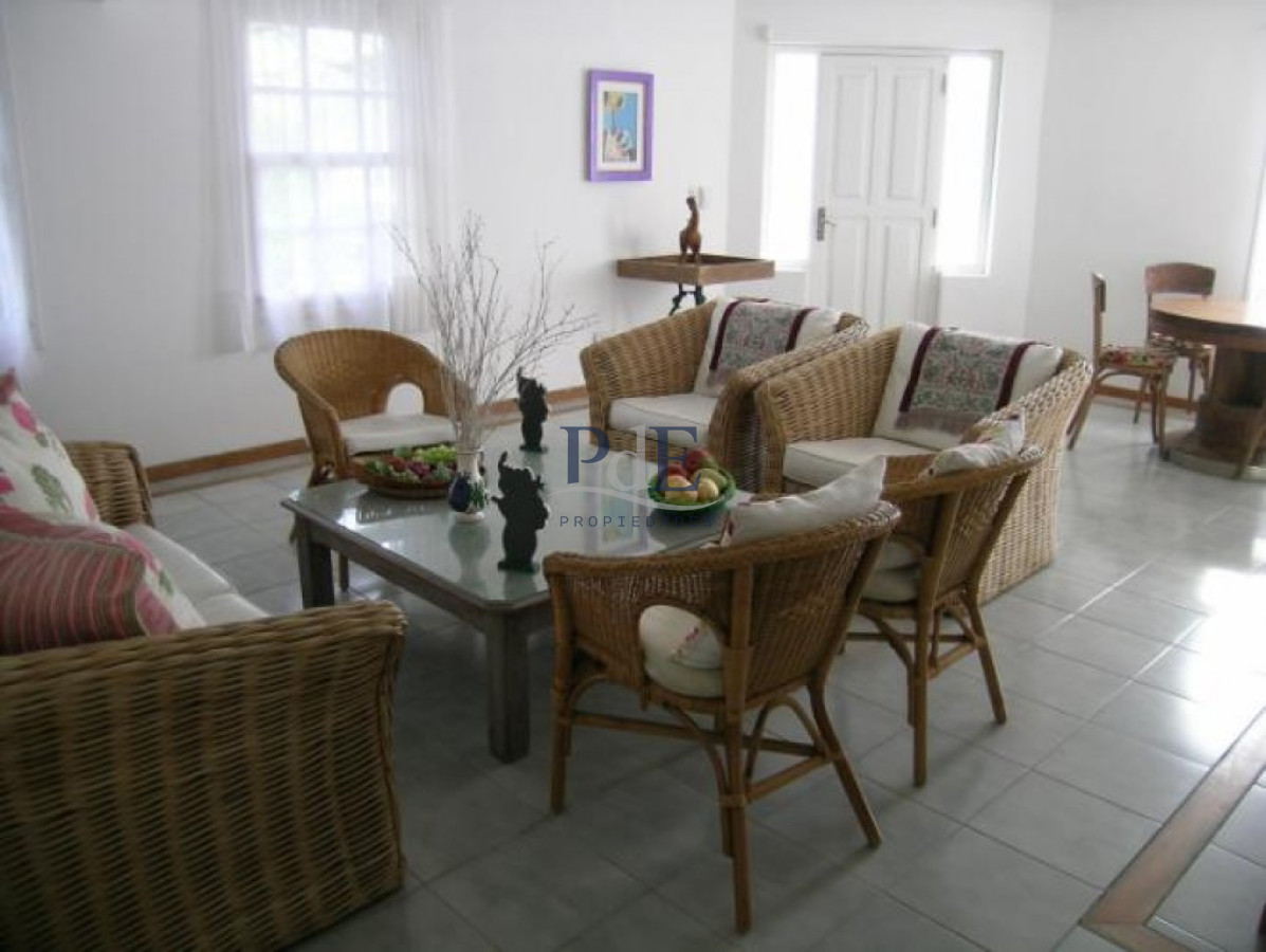 Casa en el centro de La Barra 4 dorm más servicio. A mts del Mar. - Imagen 4