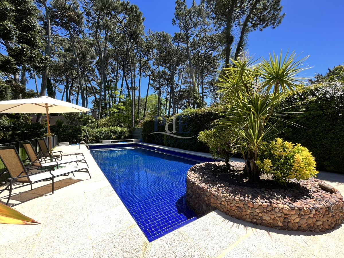 Residencia reciclada con 5 dorm y 5 baños. Piscina climatizada. Punta del Este.