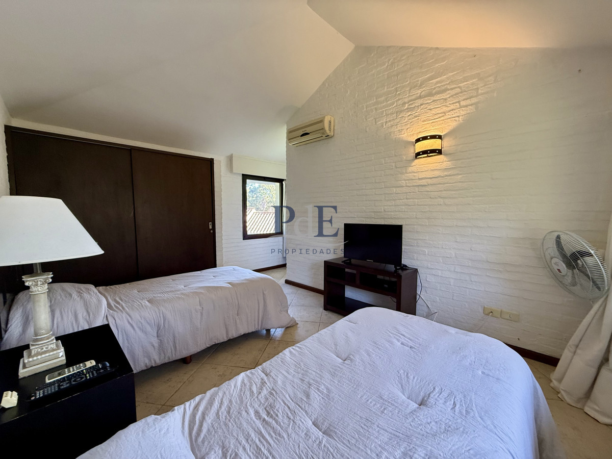 Chalet de 4 dormitorios en Parada 26, Playa Brava. - Imagen 28