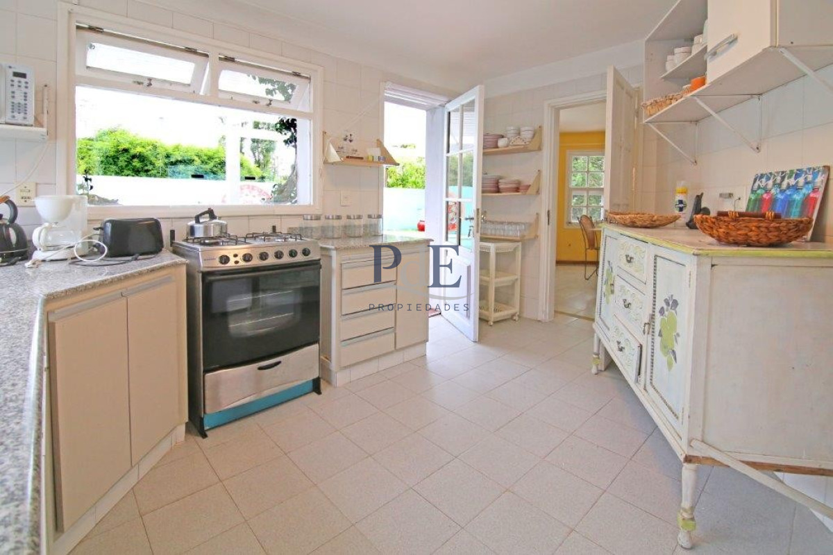 Casa en el centro de La Barra 4 dorm más servicio. A mts del Mar. - Imagen 54